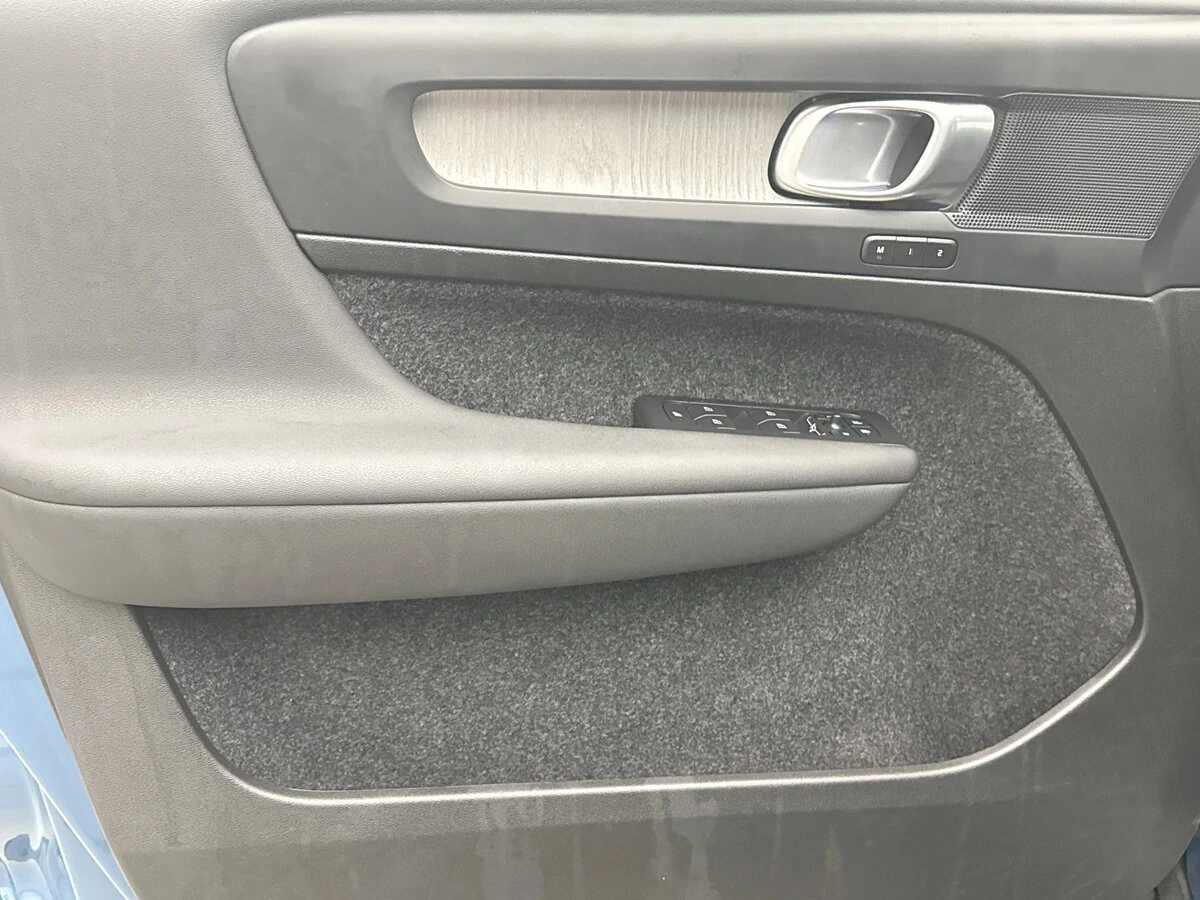 2025 Volvo - image 9