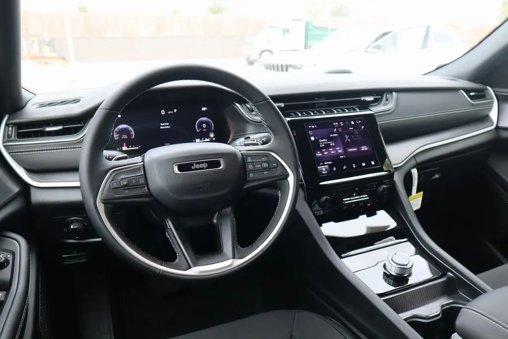 2025 Jeep Grand Cherokee Laredo photo 2