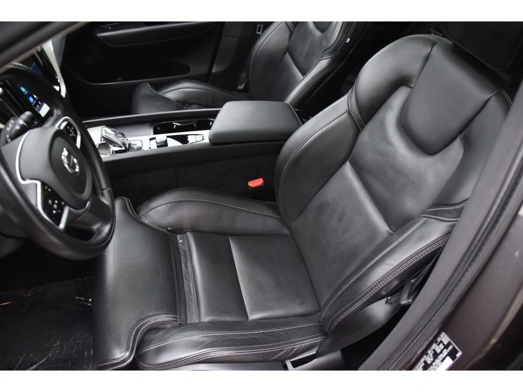 2022 Volvo - image 13