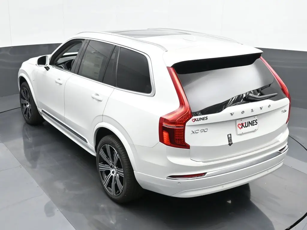 2025 Volvo - image 39