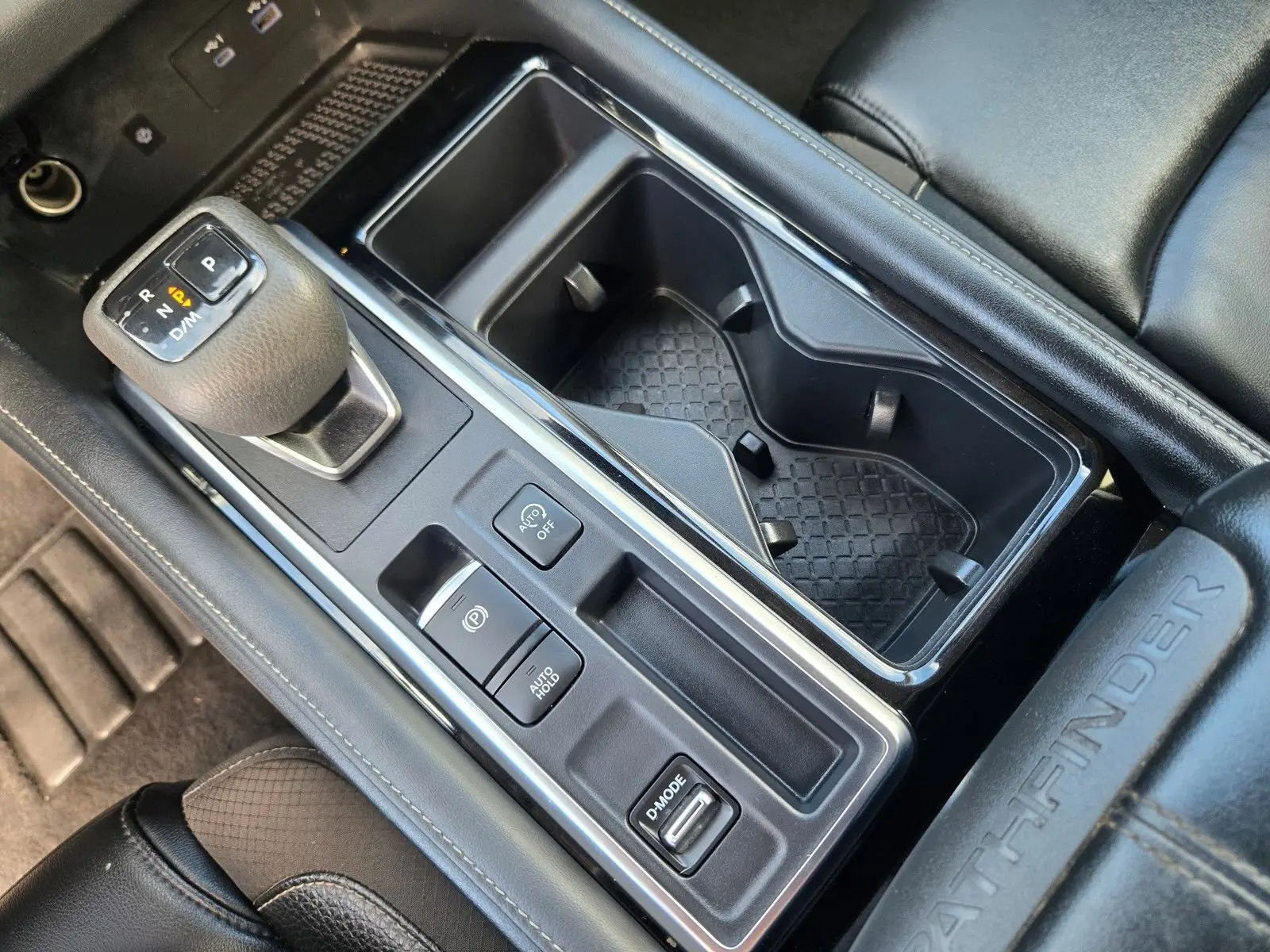 2024 Nissan Pathfinder SL photo 17