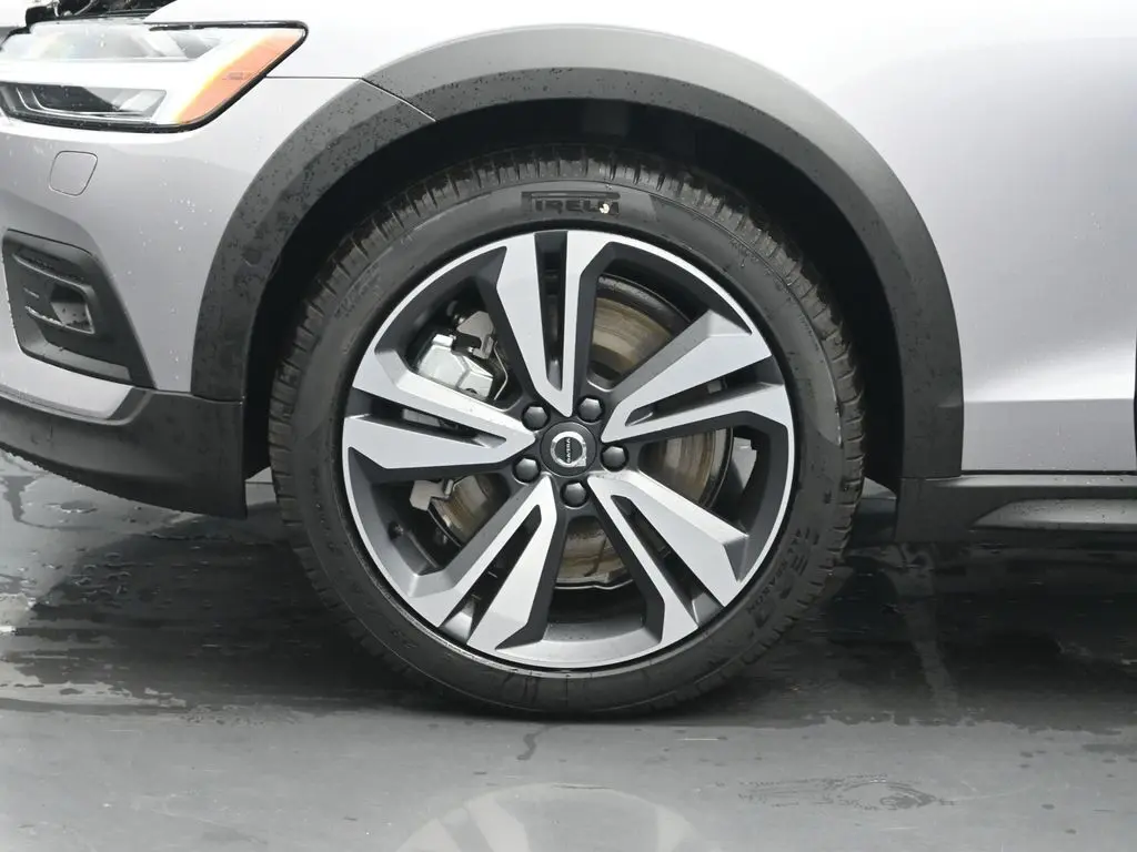 2026 Volvo - image 29