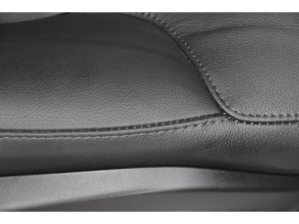 2025 Volvo - image 33