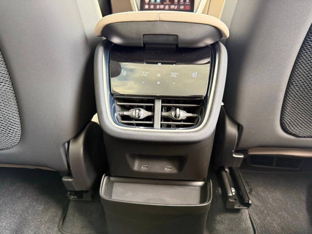2025 Volvo - image 28
