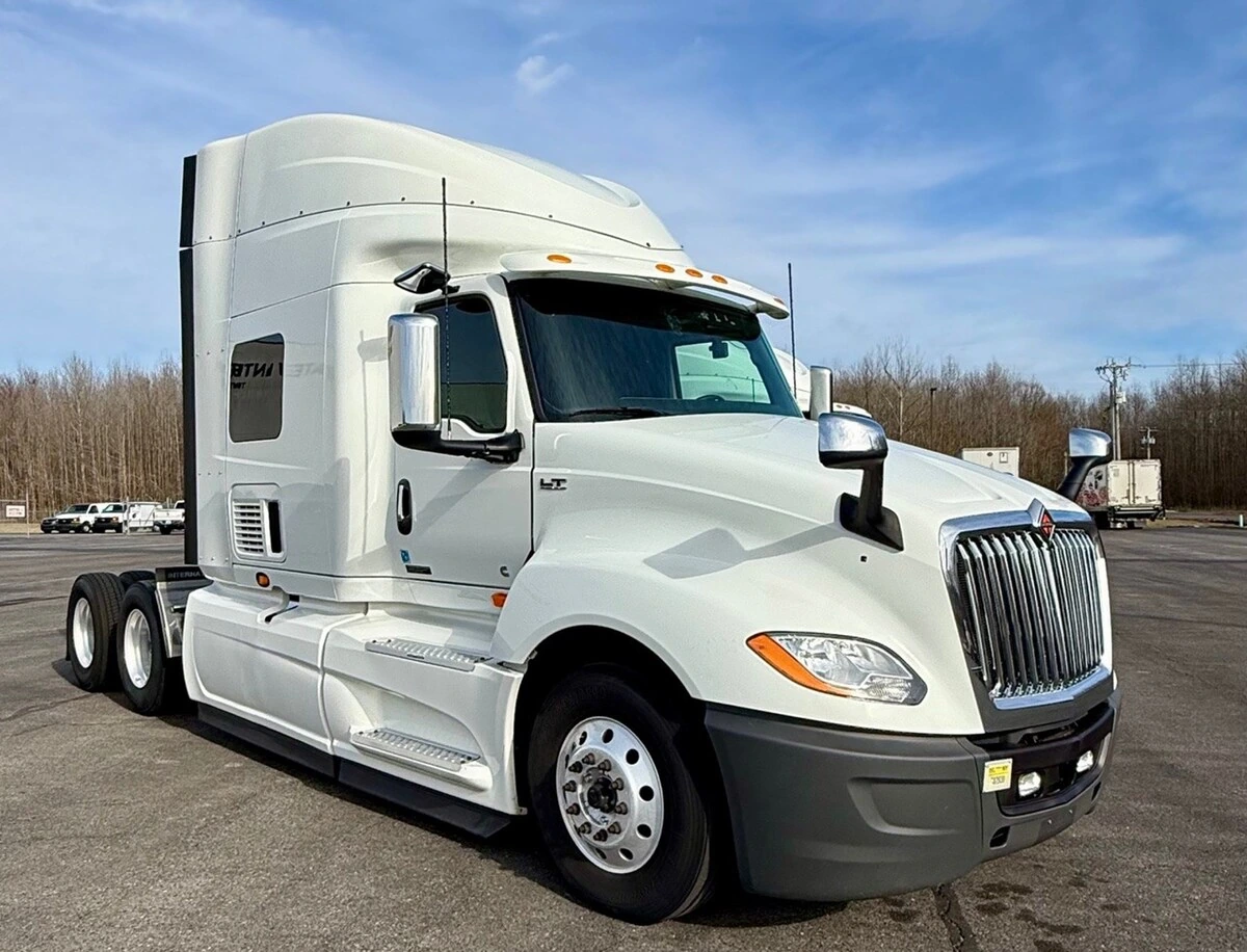 2021 International LT - image 3