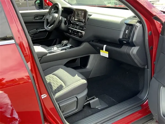 2025 Nissan Pathfinder SV photo 25