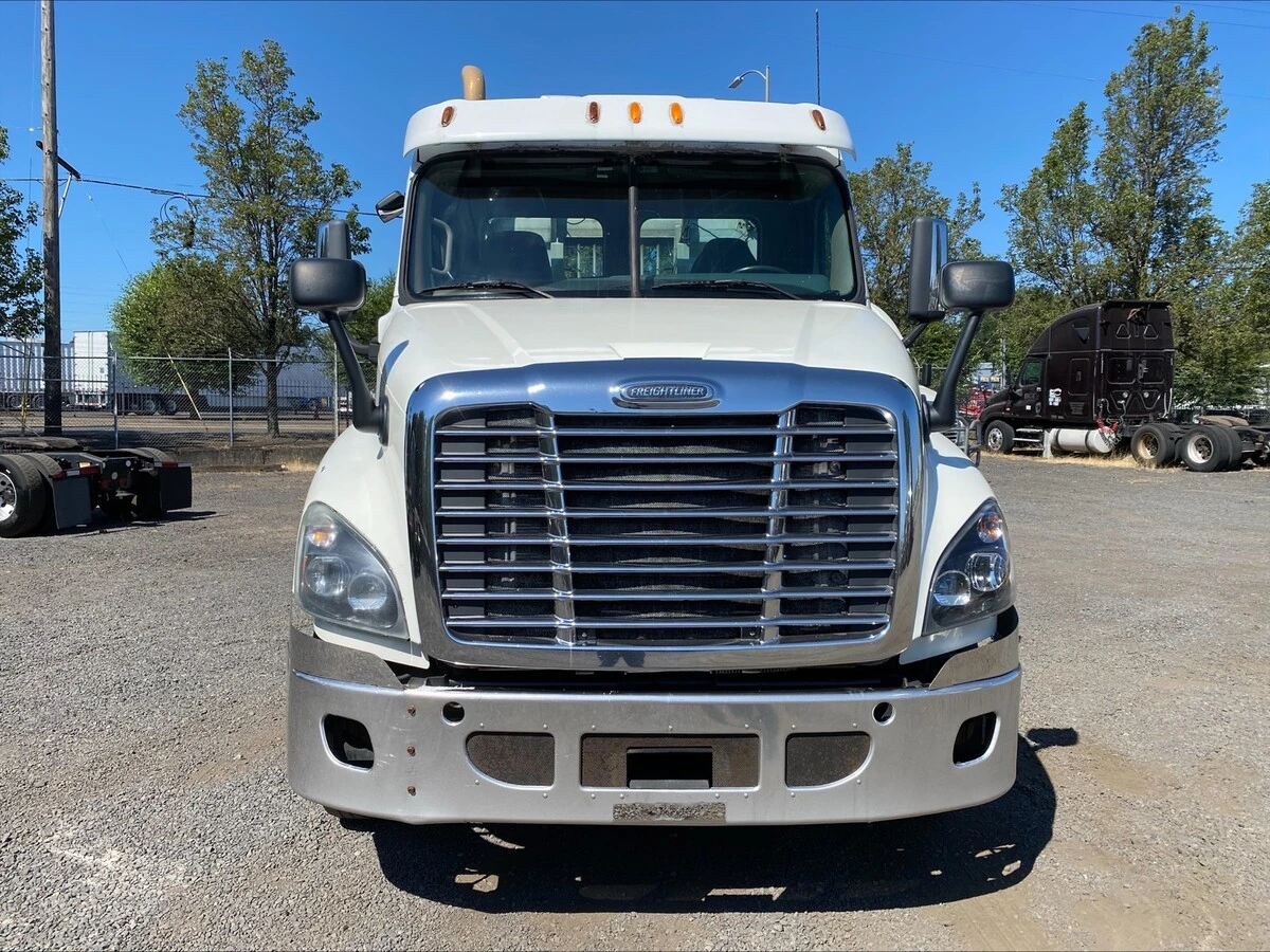 2013 Freightliner Cascadia — photo 8