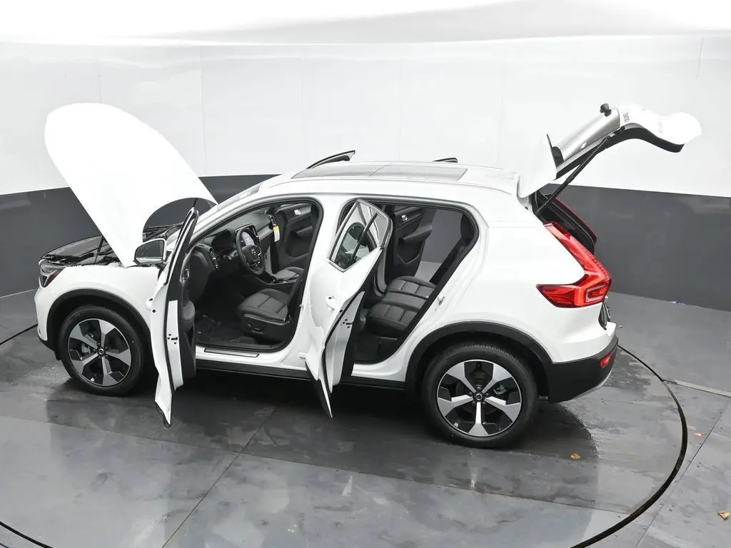 2025 Volvo - image 49