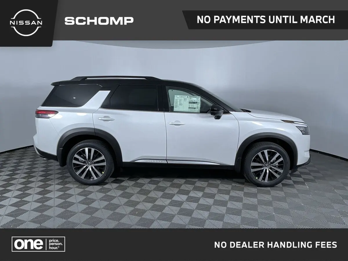 2025 Nissan Pathfinder Platinum's photo