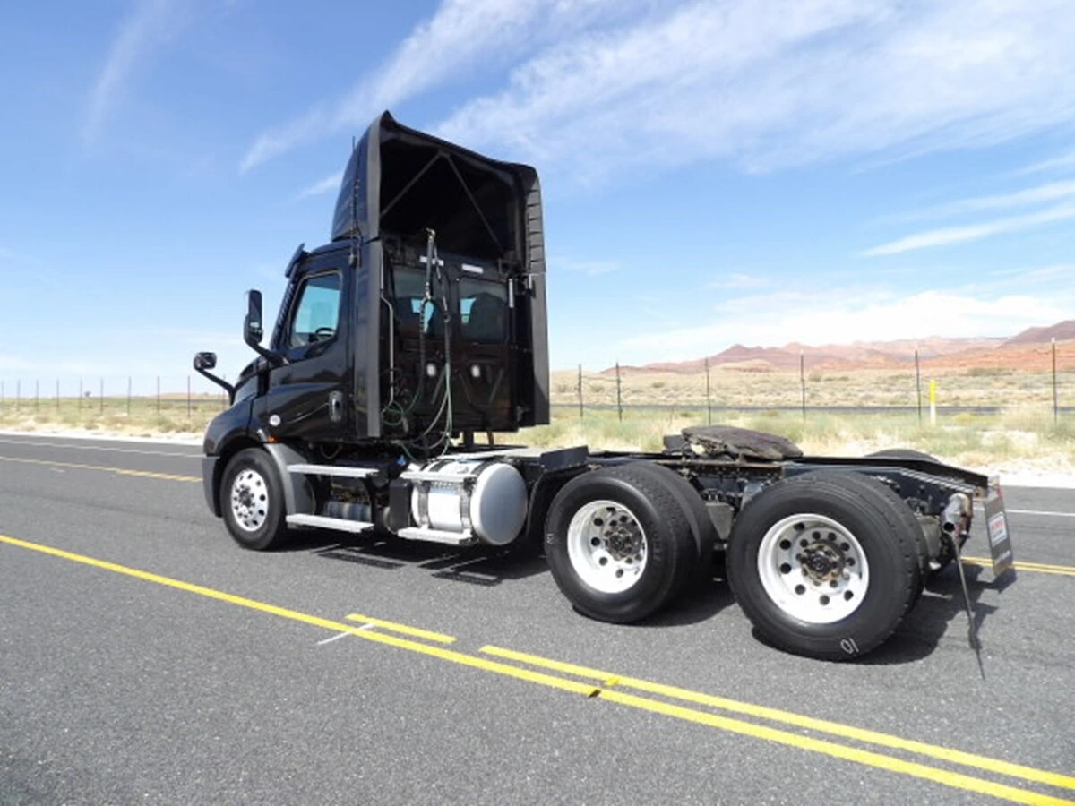 2023 Freightliner Cascadia — photo 3