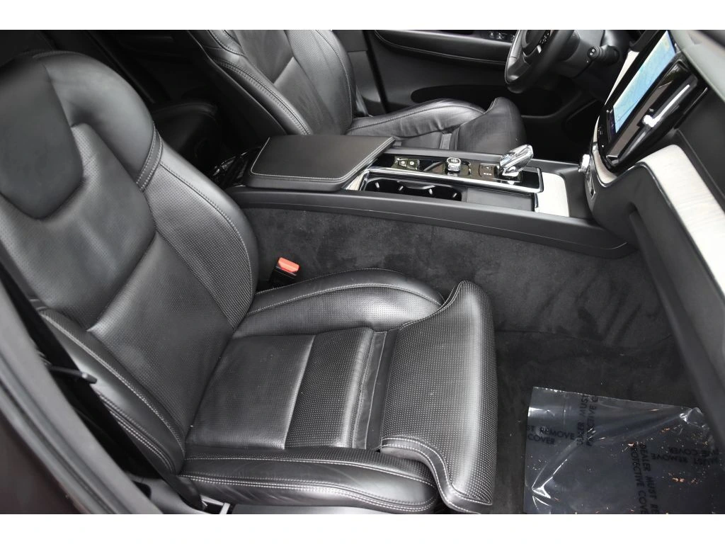 2022 Volvo - image 32