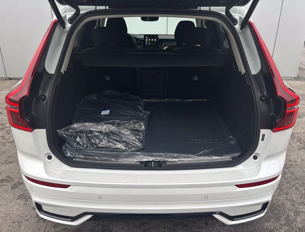 2026 Volvo XC60 Plus - Photo 17