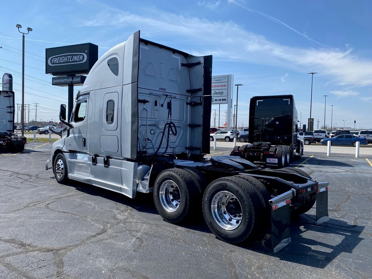 2024 Freightliner Cascadia - image 3