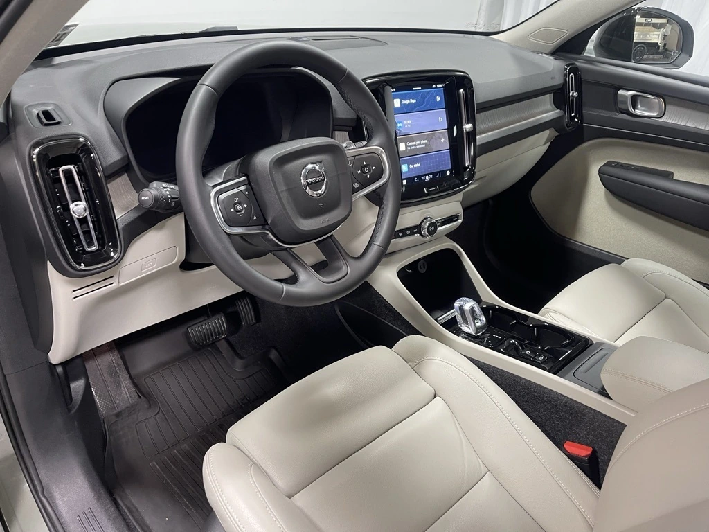 2025 Volvo - image 21