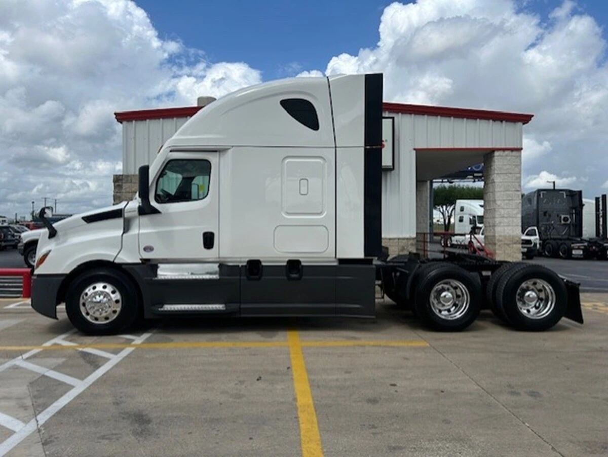2024 Freightliner Cascadia - image 2