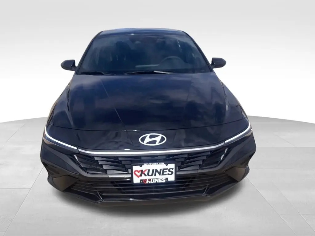 2025 Hyundai Elantra SEL Sport photo 2