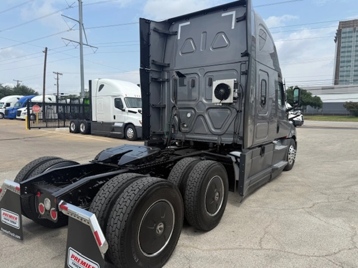 2022 Freightliner Cascadia — photo 4