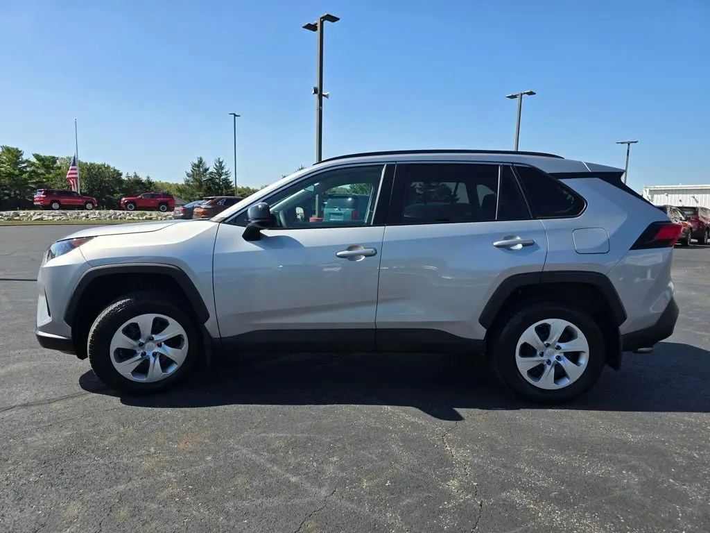 2019 Toyota RAV4 LE photo 4