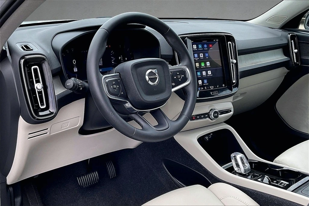 2023 Volvo - image 17