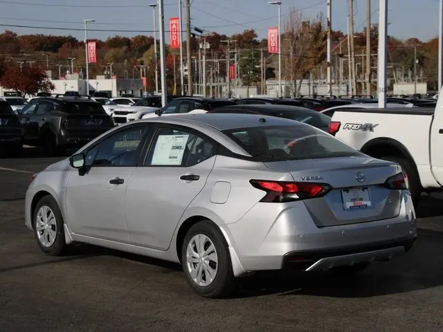 2025 Nissan Versa 1.6 S photo 3