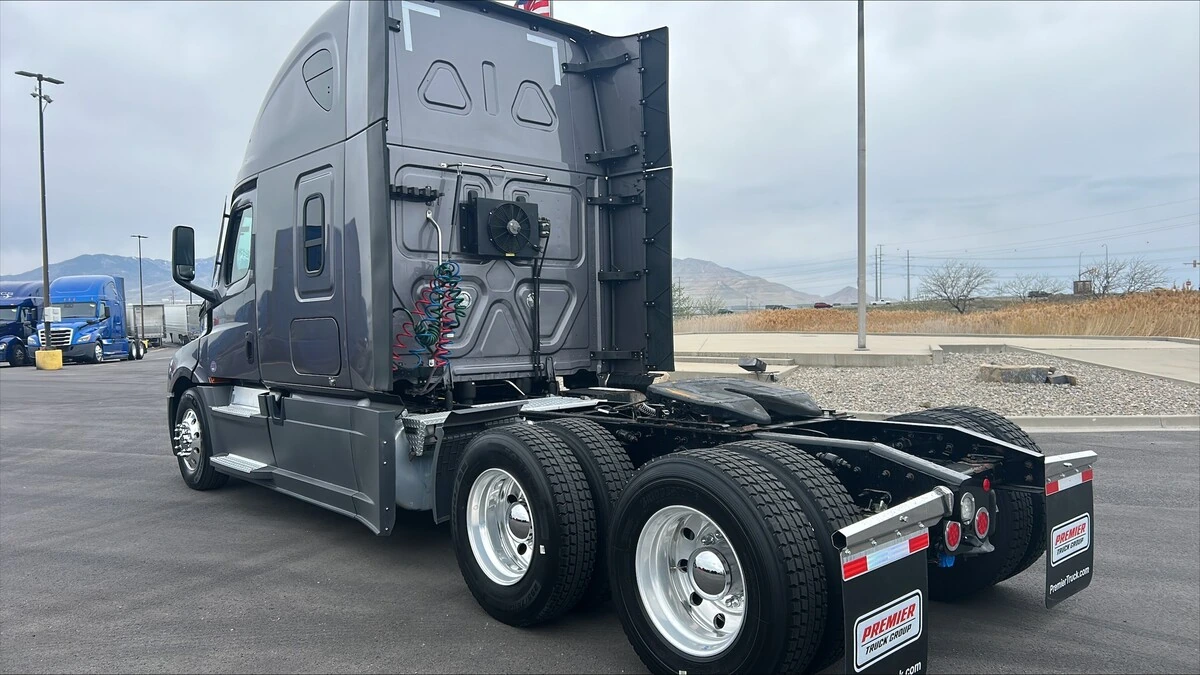 2022 Freightliner Cascadia - image 2