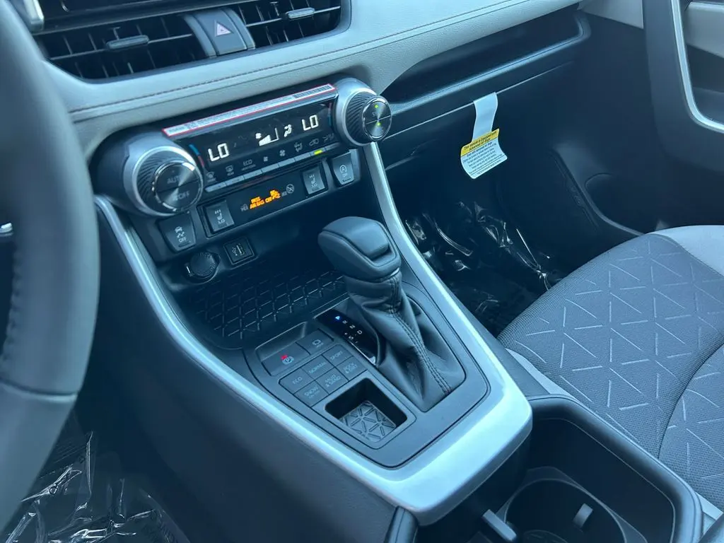 2025 Toyota RAV4 XLE photo 31