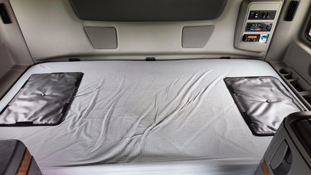 2020 International LT - image 8