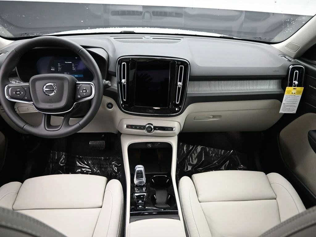 2026 Volvo - image 19