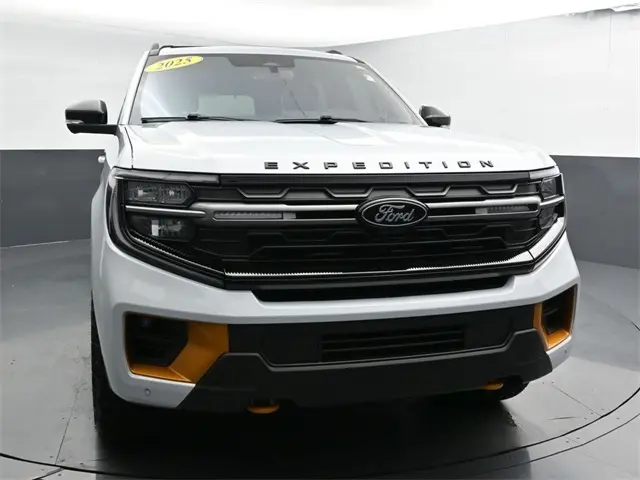 2025 Ford Expedition Base photo 2