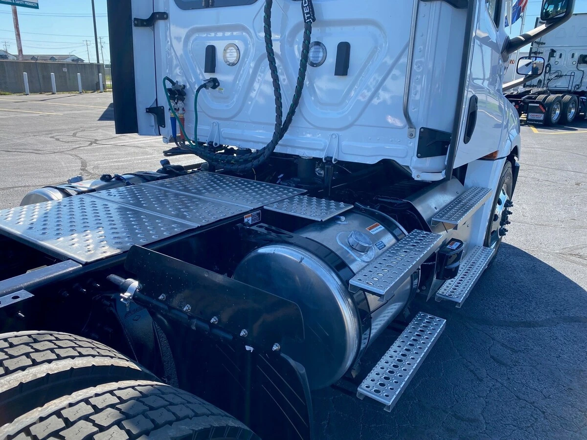 2027 Freightliner Cascadia — photo 6