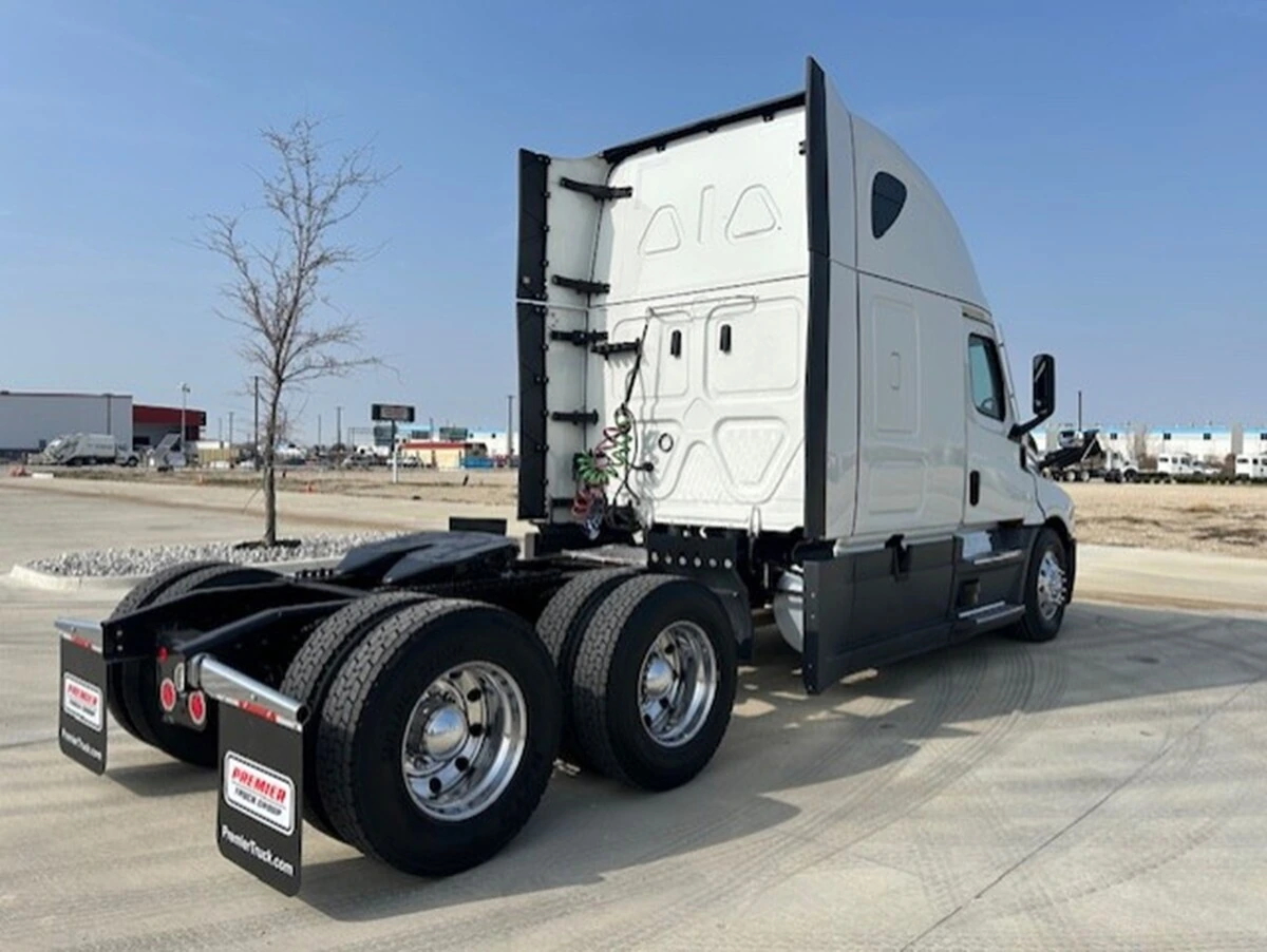 2023 Freightliner Cascadia - image 8