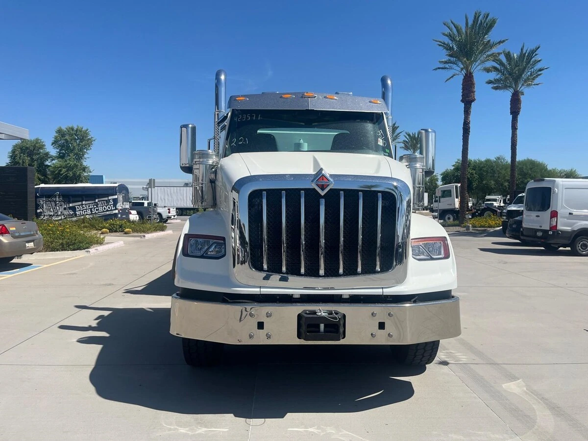 2027 International HX — photo 8