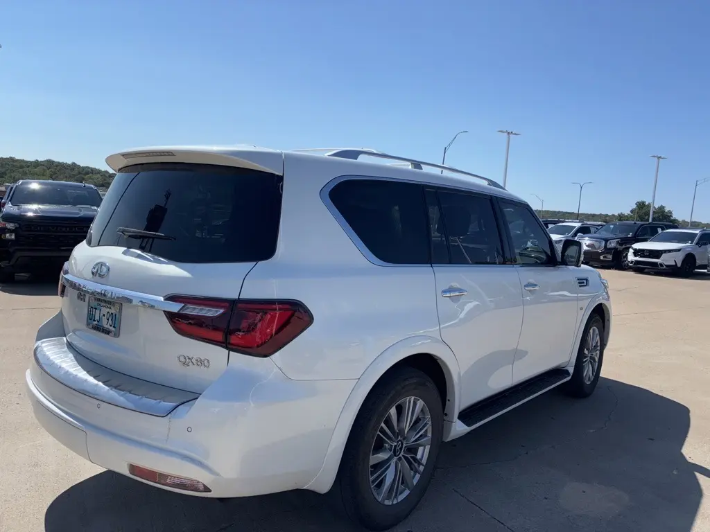 2019 Infiniti QX80 Luxe photo 2
