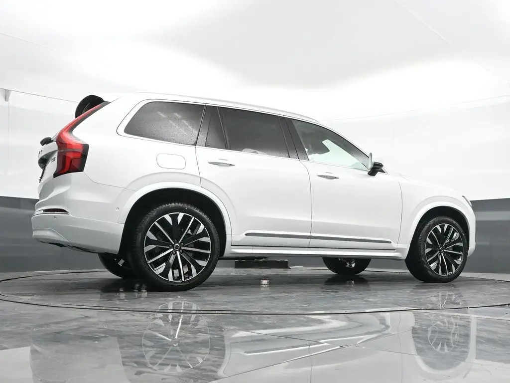 2025 Volvo - image 42