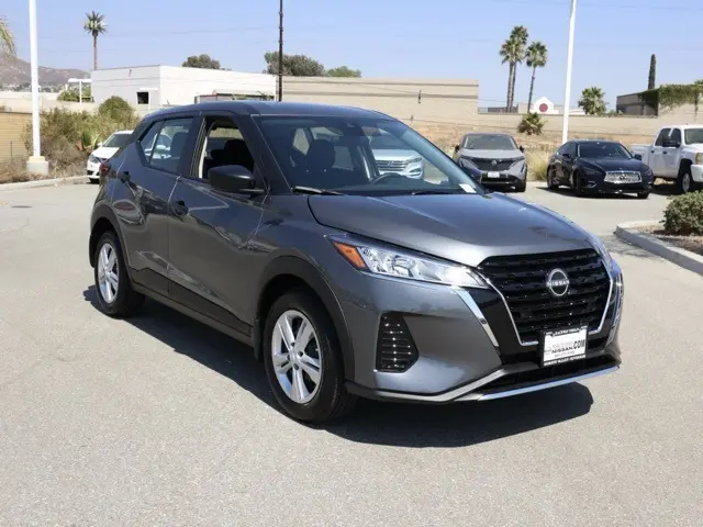 2025 Nissan KICKS PLAY Base's photo