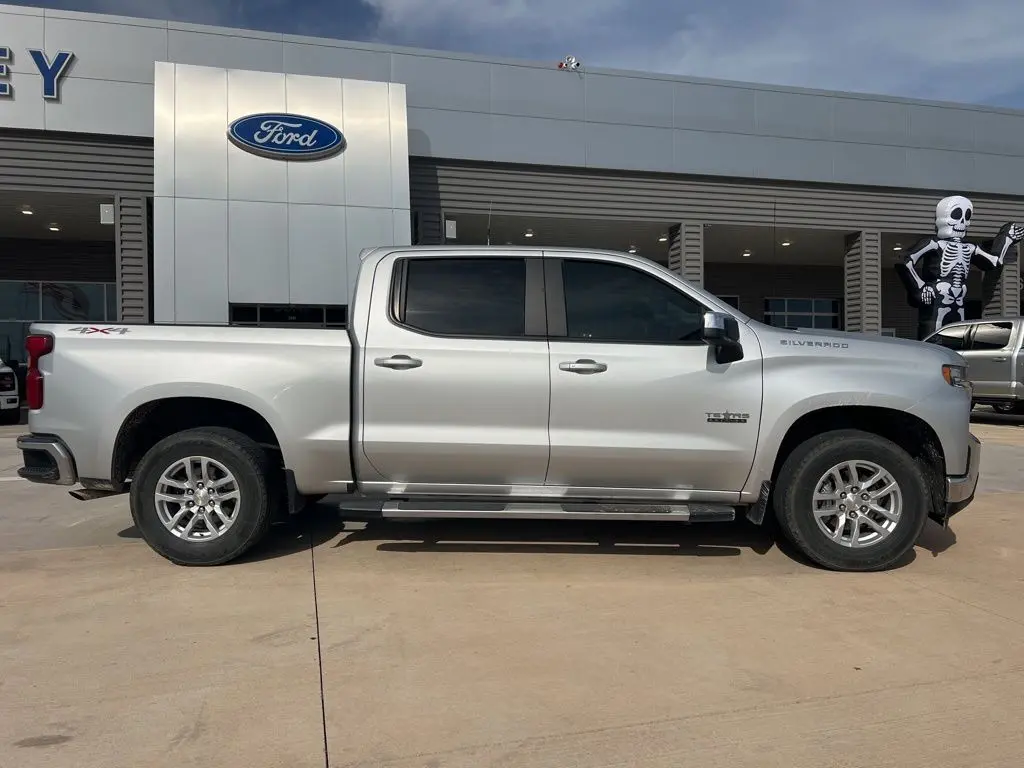 2021 Chevrolet Silverado 1500 LT Texas Edition photo 3