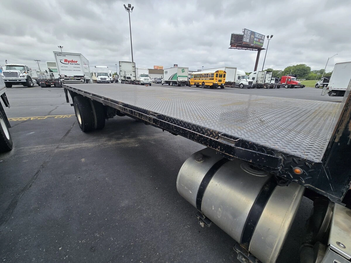 2017 International 4300 - image 4