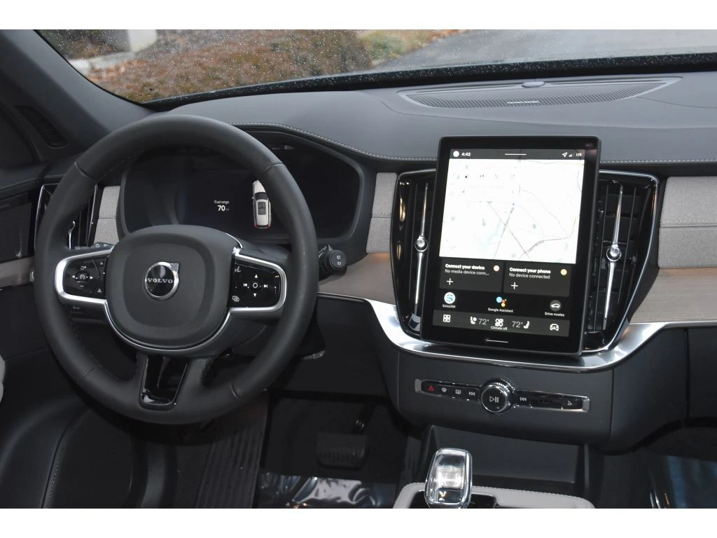 2026 Volvo - image 15