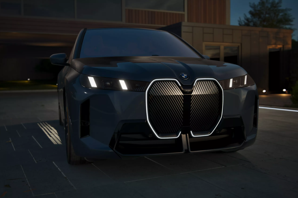 The glowing kidney grille on the electric BMW iX