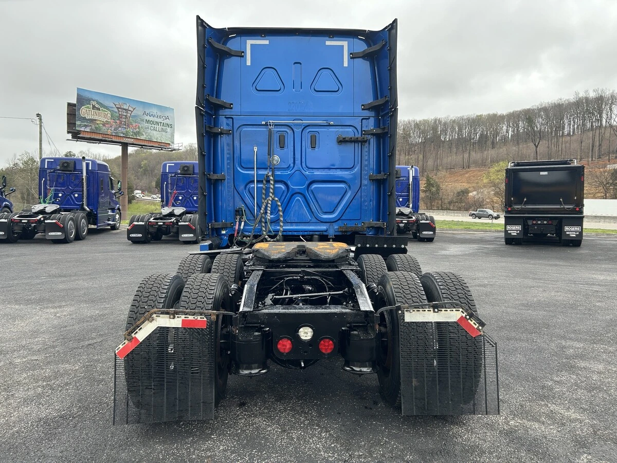 2022 Freightliner Cascadia - image 4