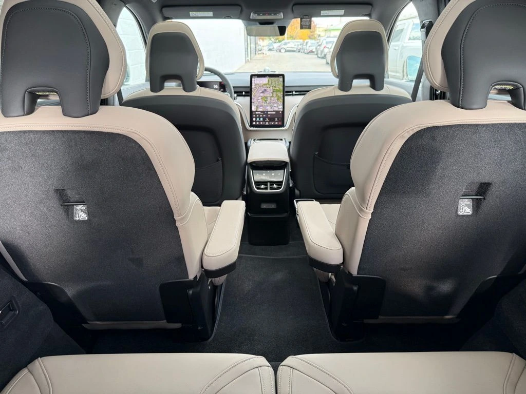 2025 Volvo - image 29