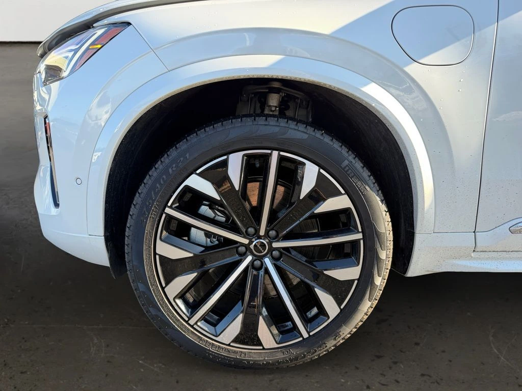 2025 Volvo - image 27