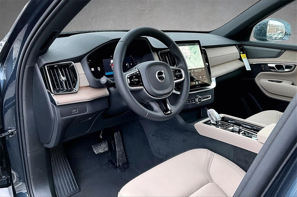 2026 Volvo - image 7