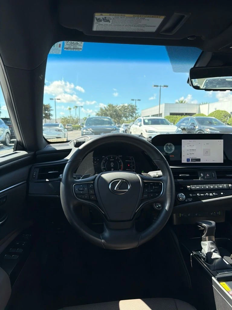 2025 Lexus ES 350 - Photo 22