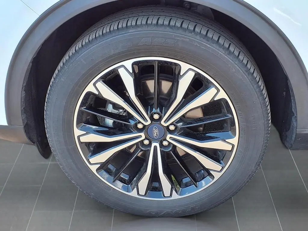 2021 Ford Escape SE photo 2