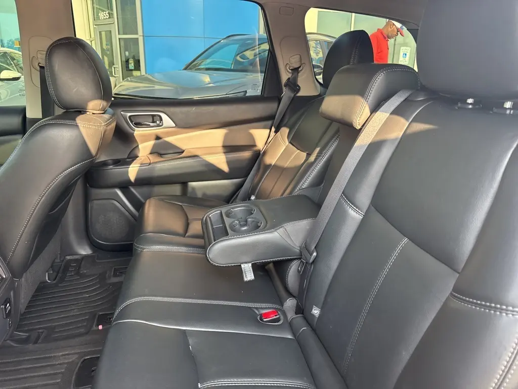 2016 Nissan Pathfinder SL photo 13