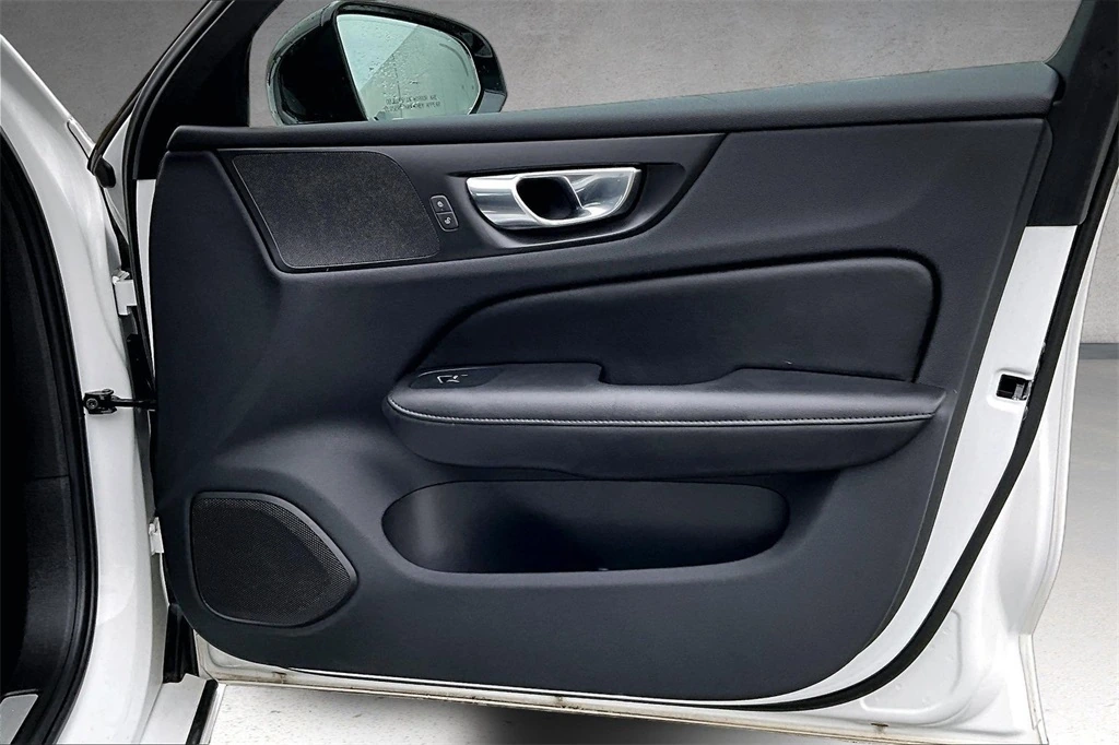 2023 Volvo - image 28