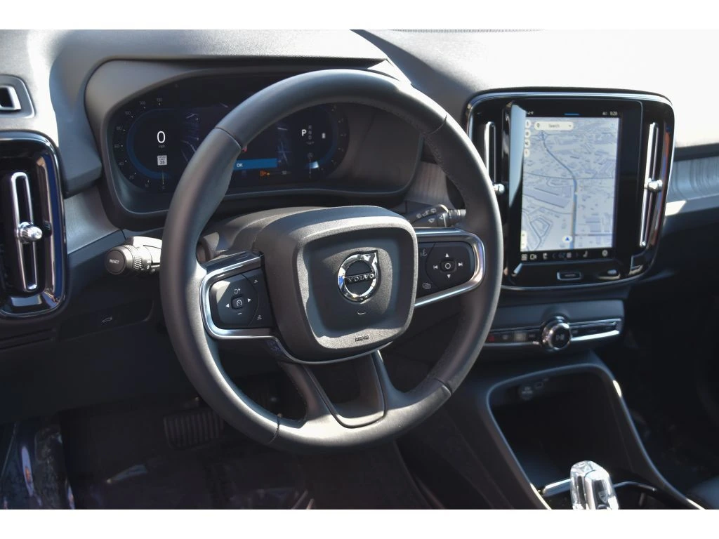 2025 Volvo - image 12