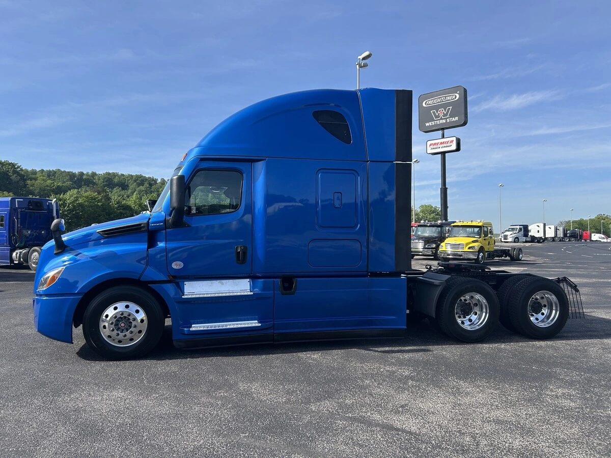 2022 Freightliner Cascadia — photo 2