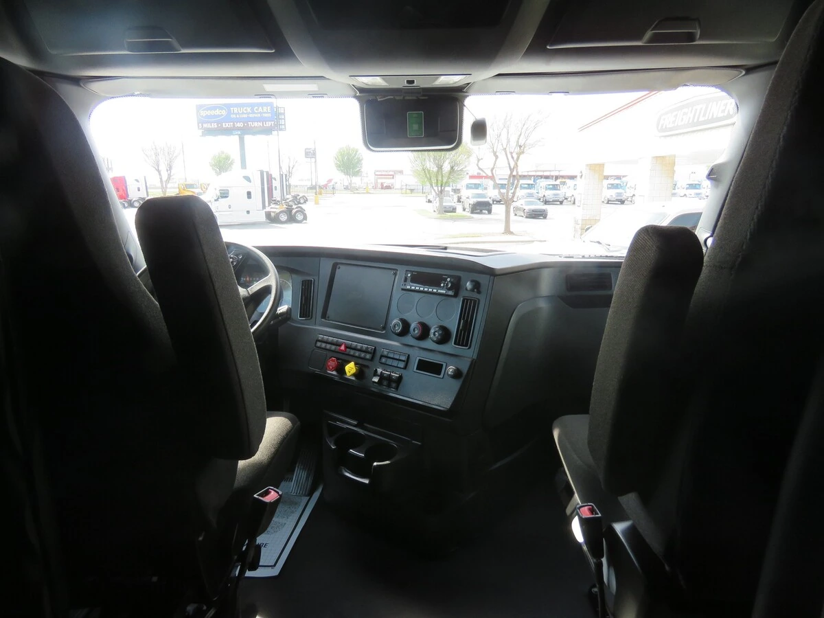 2023 Freightliner Cascadia - image 19